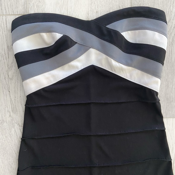 Le Chateau | Sweetheart Strapless Dress - Picture 3 of 7